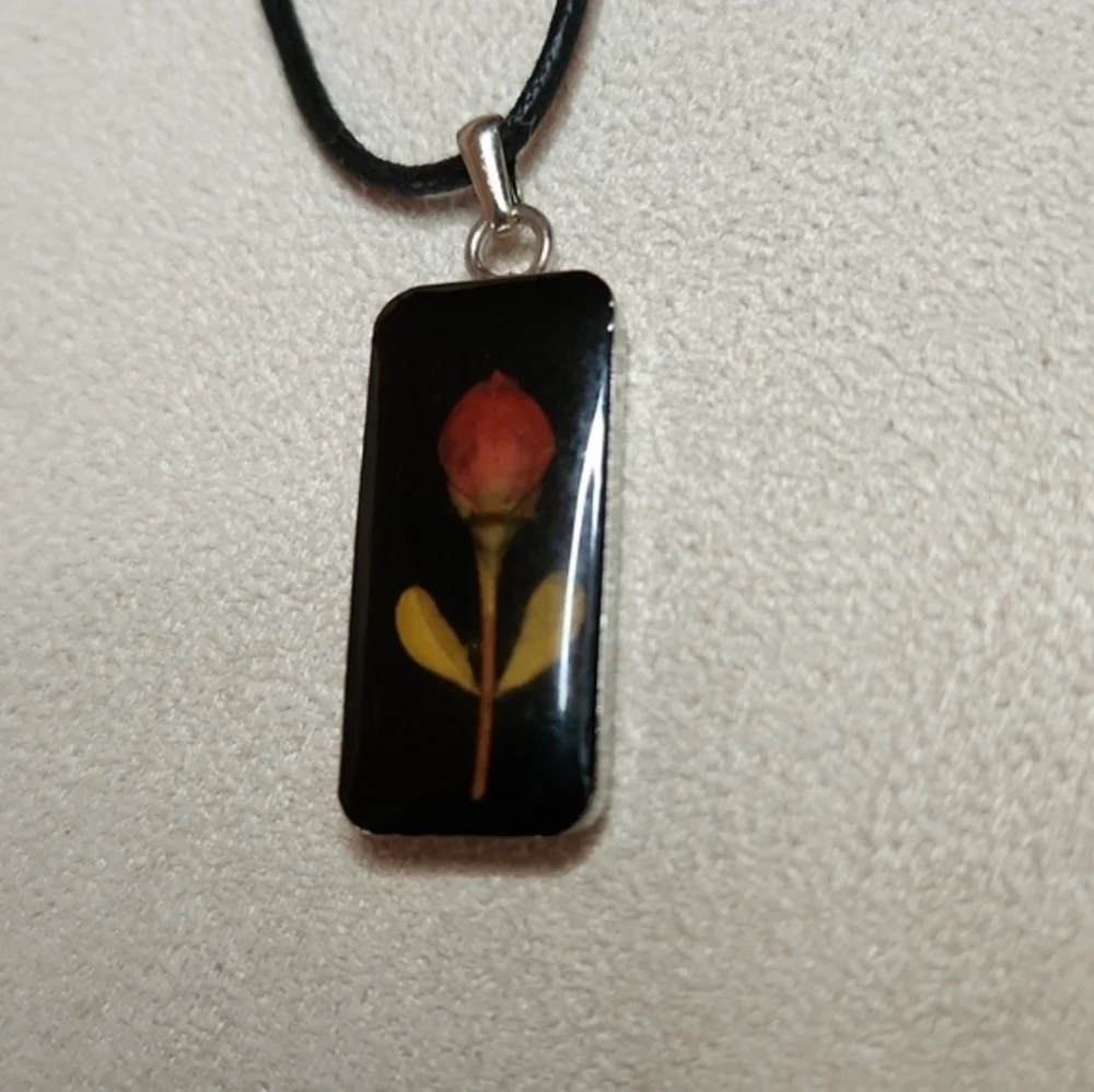 Vintage Necklace - Mini rosebud encased in resin - Picture 2 of 5